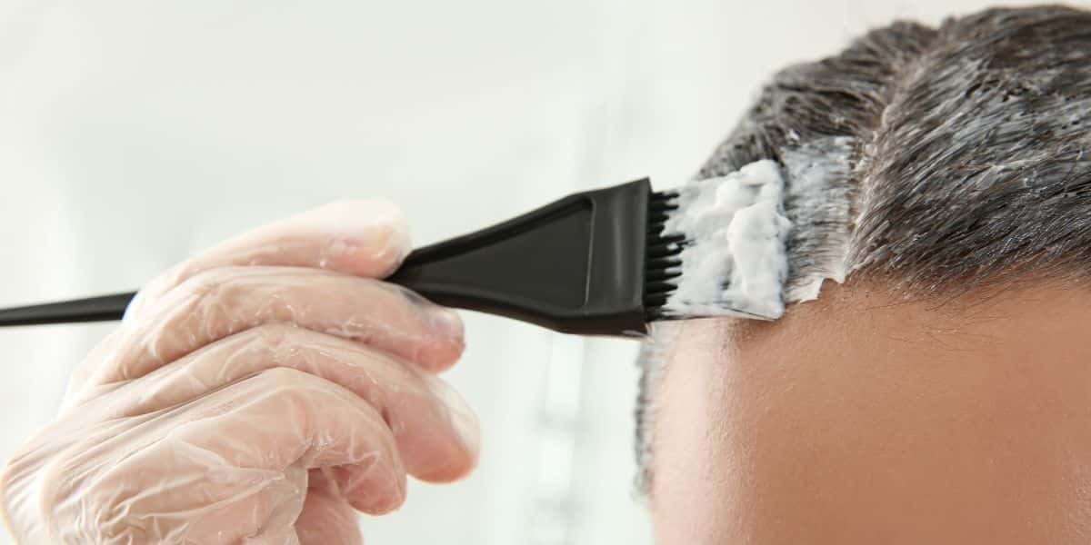 Tinta caseira ajuda a tingir o cabelo (Reprodução: Canva)