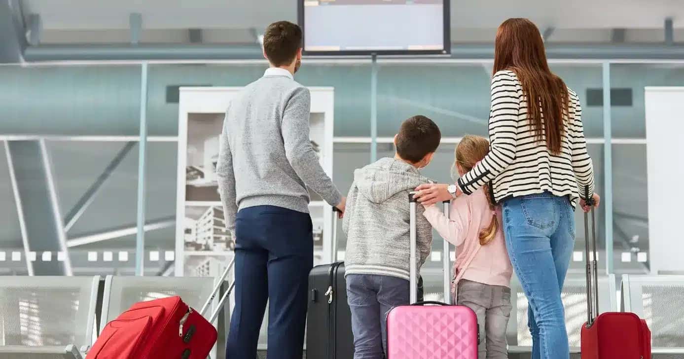 Família em aeroporto (Foto: Canva)