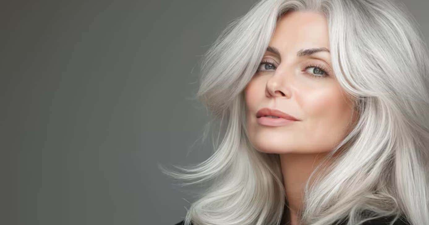 Mulher com o cabelo branco (Foto: Freepik)