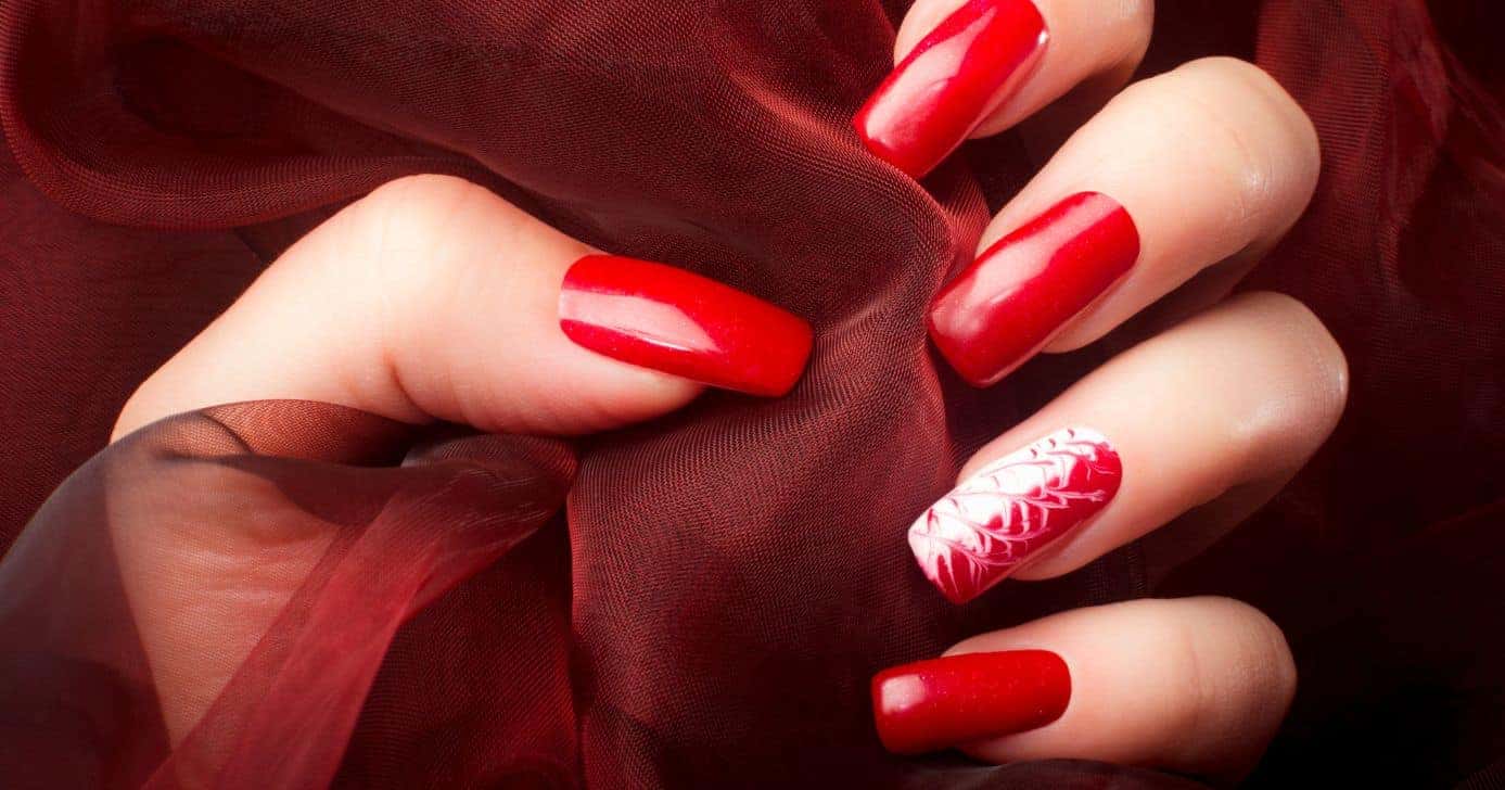 Unhas vermelhas (Foto: Canva)