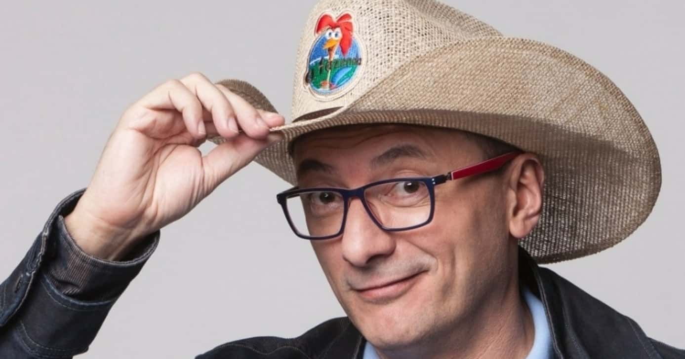 Lembra de Britto Jr., apresentador da Record? Ele vive assim hoje (Foto: Divulgação/Record)