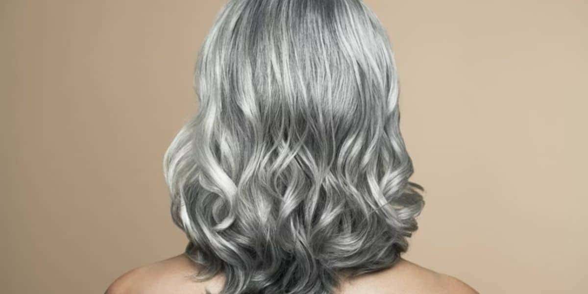 O cabelo branco está em alta, mas exige cuidados essenciais para mantê-lo mais bonito (Foto: Divulgação)