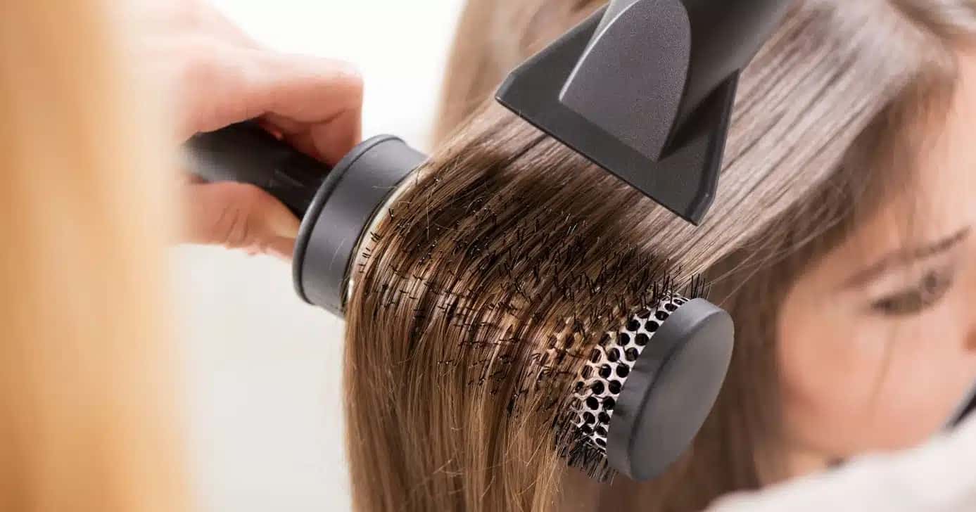 Mulher secando o cabelo (Foto: Divulgação)