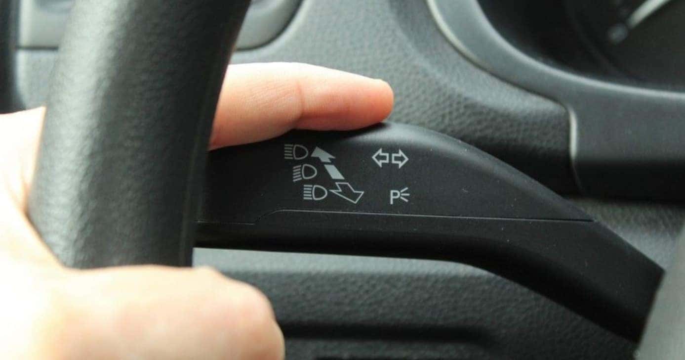 : Novo aviso das setas em carros chega com proibição - Foto: Internet