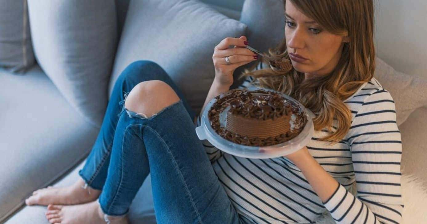 Mulher comendo chocolate - Foto: Internet