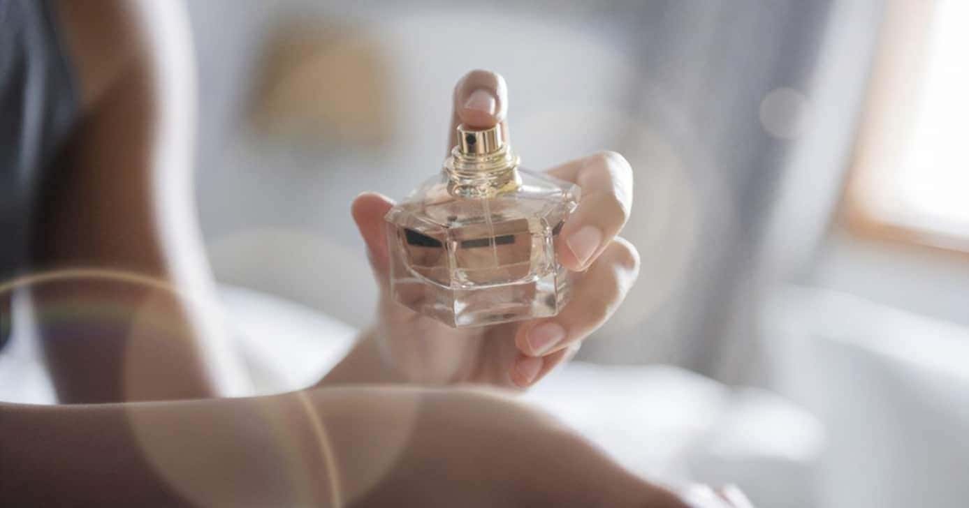 Mulher passando perfume em local estratégico (Foto: Reprodução/ Internet)