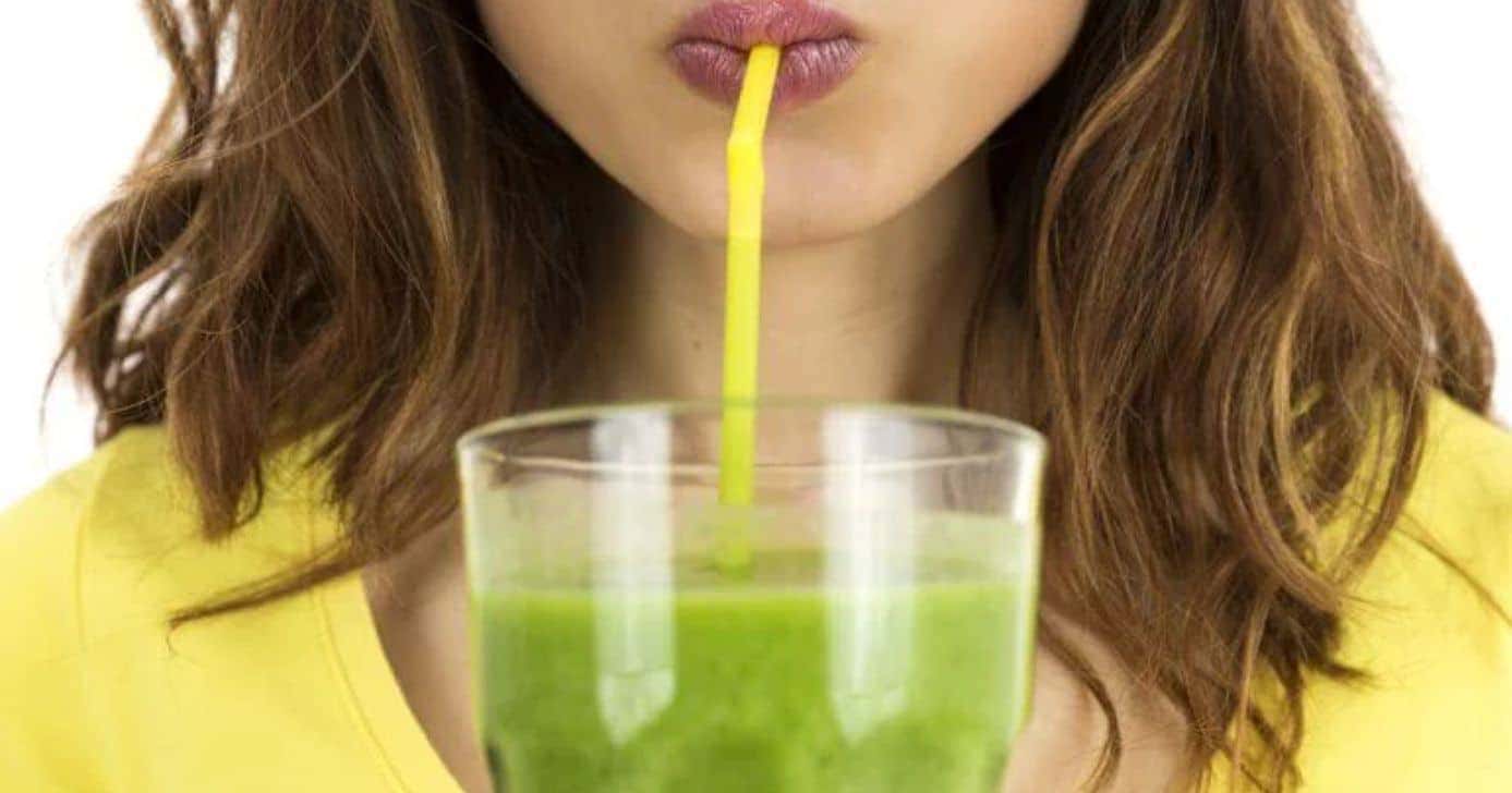Mulher tomando suco - Foto: Internet