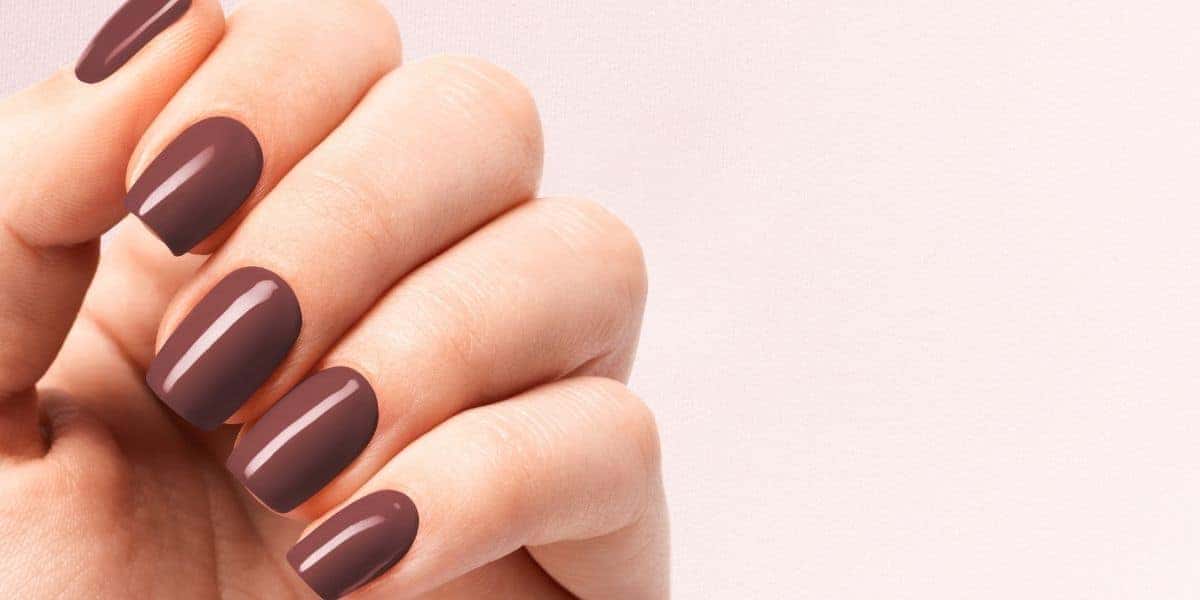 Unhas marrom (Foto: Canva)
