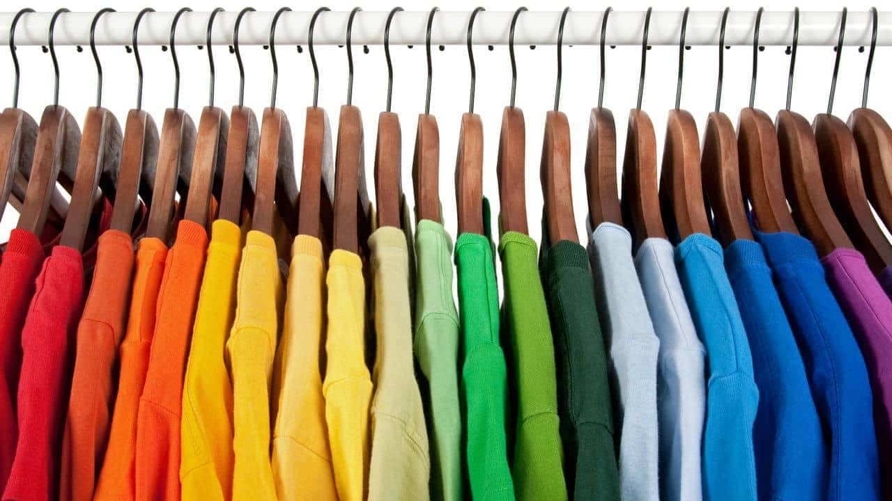 A cor certa da roupa pode valorizar muito mais as mulheres acima de 50 anos (Foto: reprodução/ depositphotos.com)