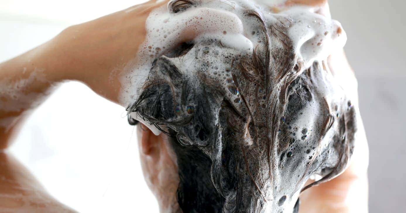Usando shampoo no cabelo (Foto: Divulgação)