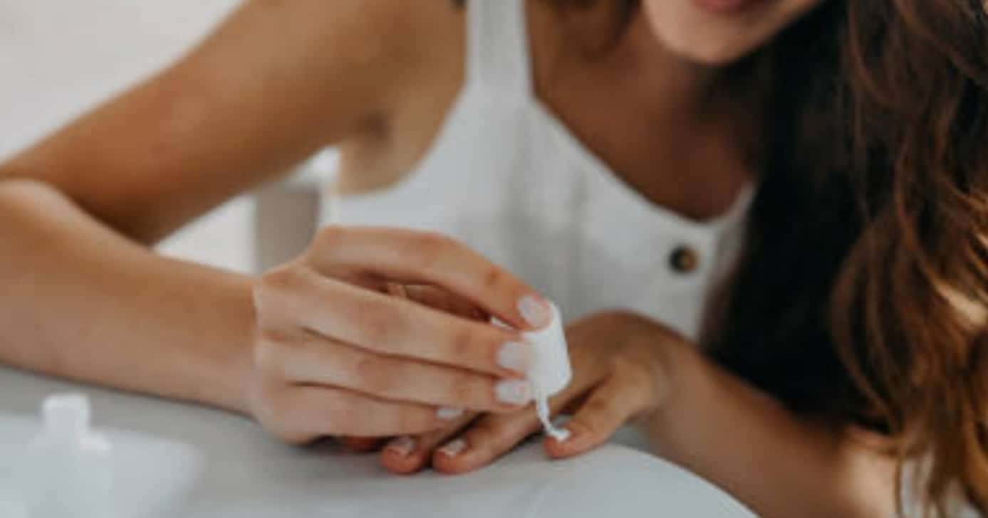 Mulher passando esmalte nas unhas (Foto: Reprodução/ Internet)