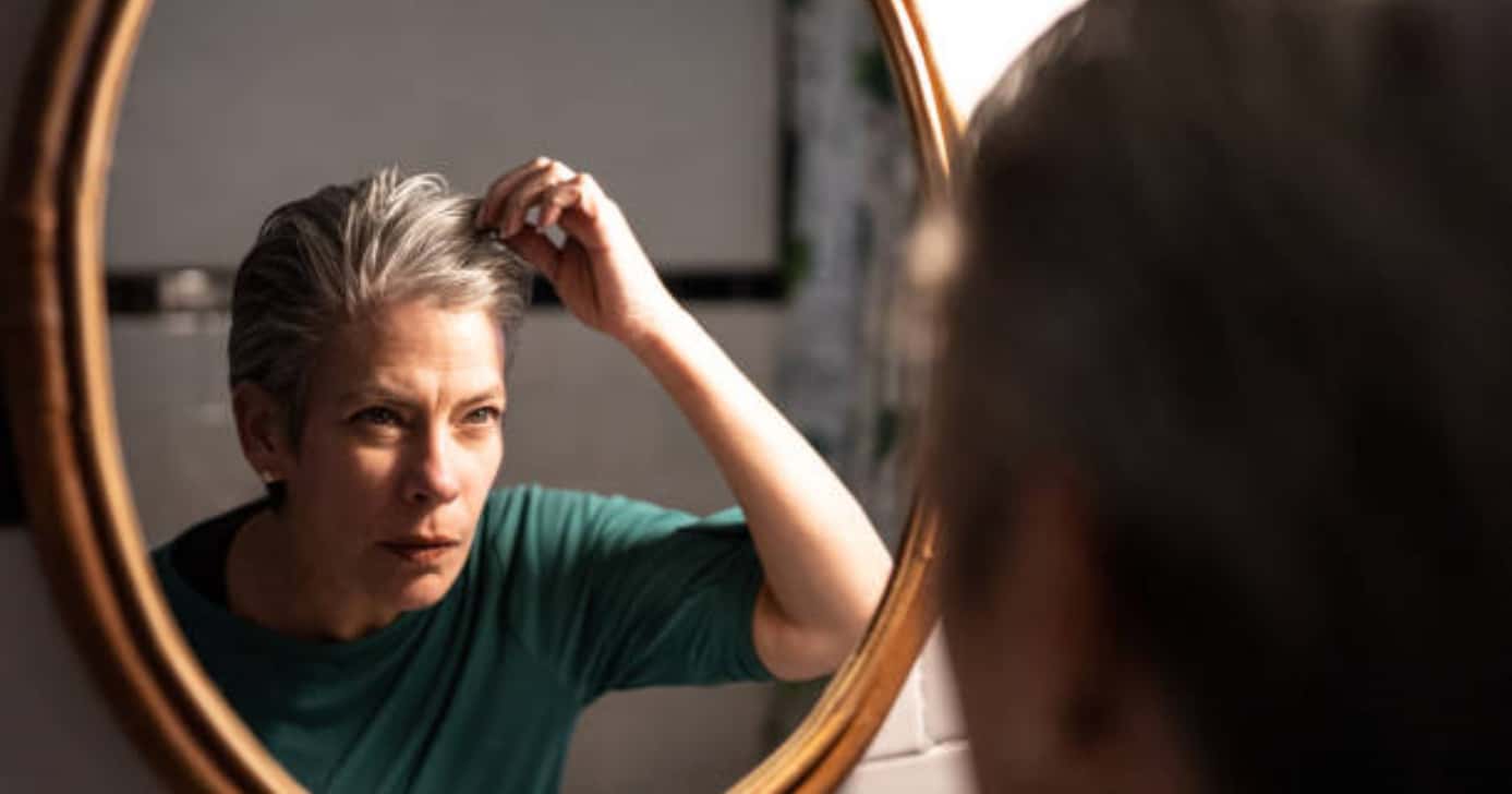 Usar muita tinta no cabelo branco destrói os fios? (Foto: iStock)