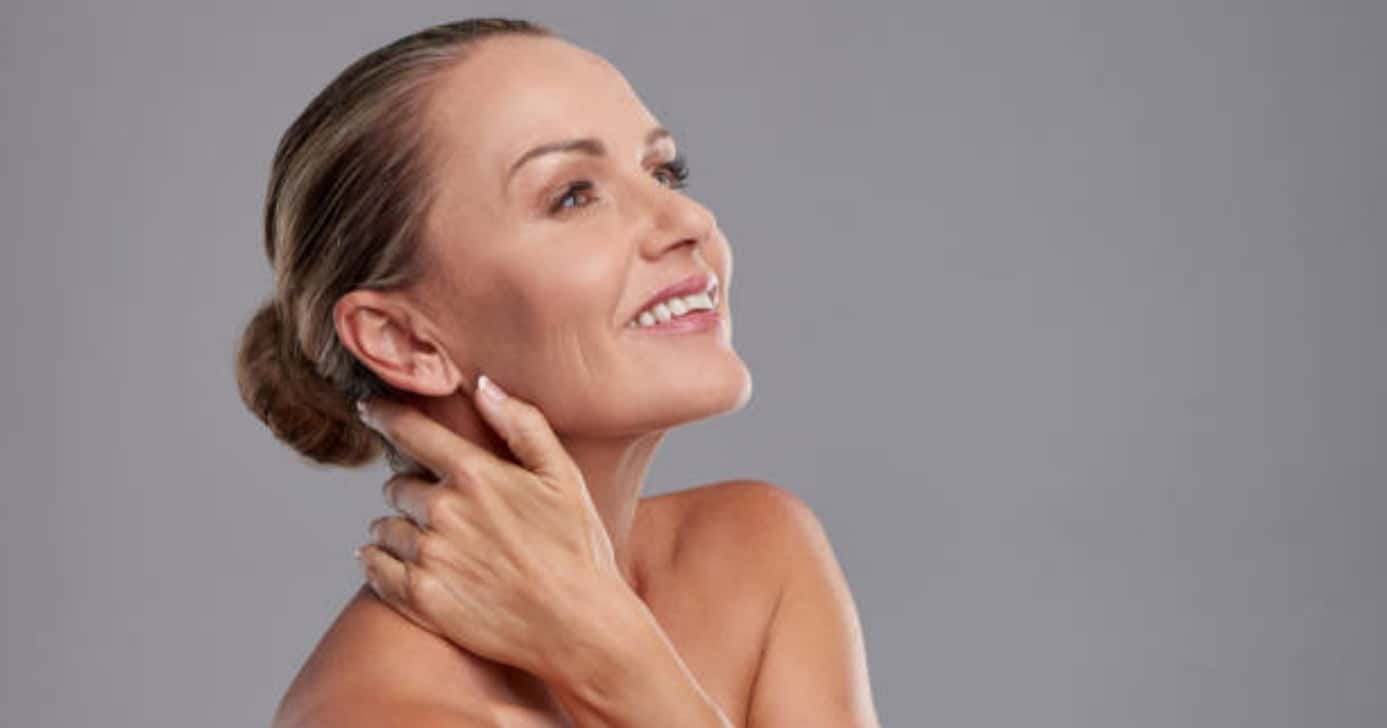 Esse produto dá fim às rugas e deixa as 50+ com rostinho de 30 (Foto: Reprodução/iStock)