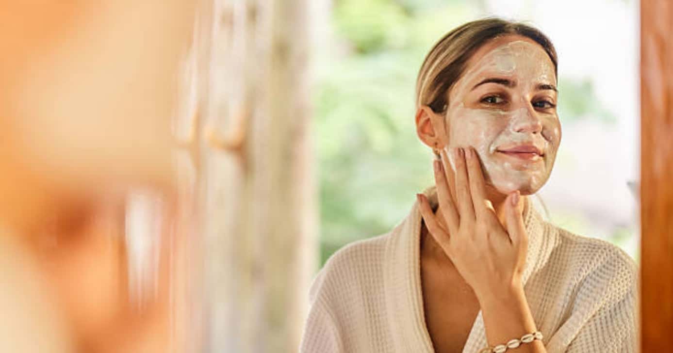 Mulher passando cremes - (Foto: iStock/Reprodução)