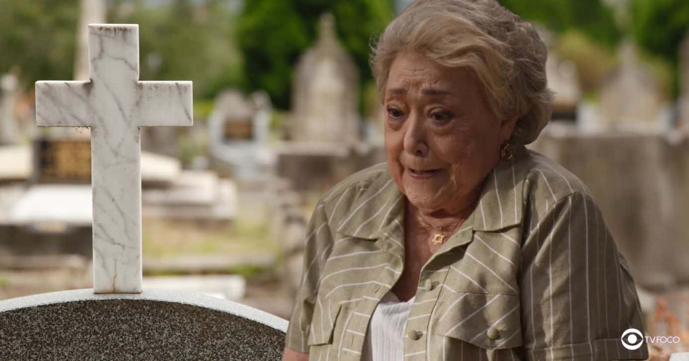 Ilustração de Rosa em cemitério em Dona de Mim (Foto: Reprodução / Globo / Montagem TV Foco)