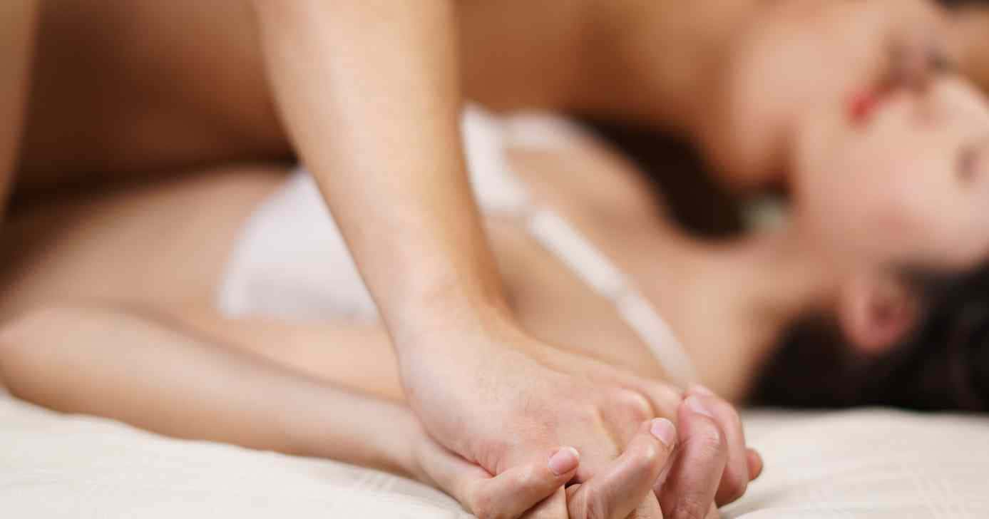 Ilustração casal na cama (Foto: Canva)