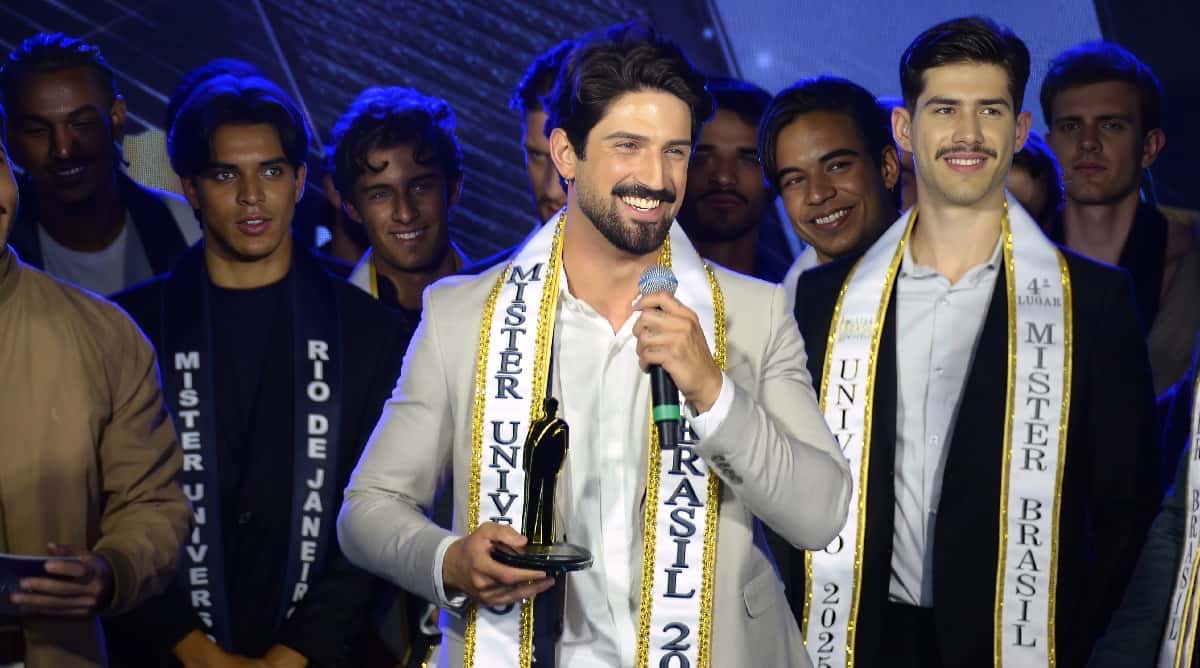 João Leone em discurso, após ser anunciado como vencedor do concurso.