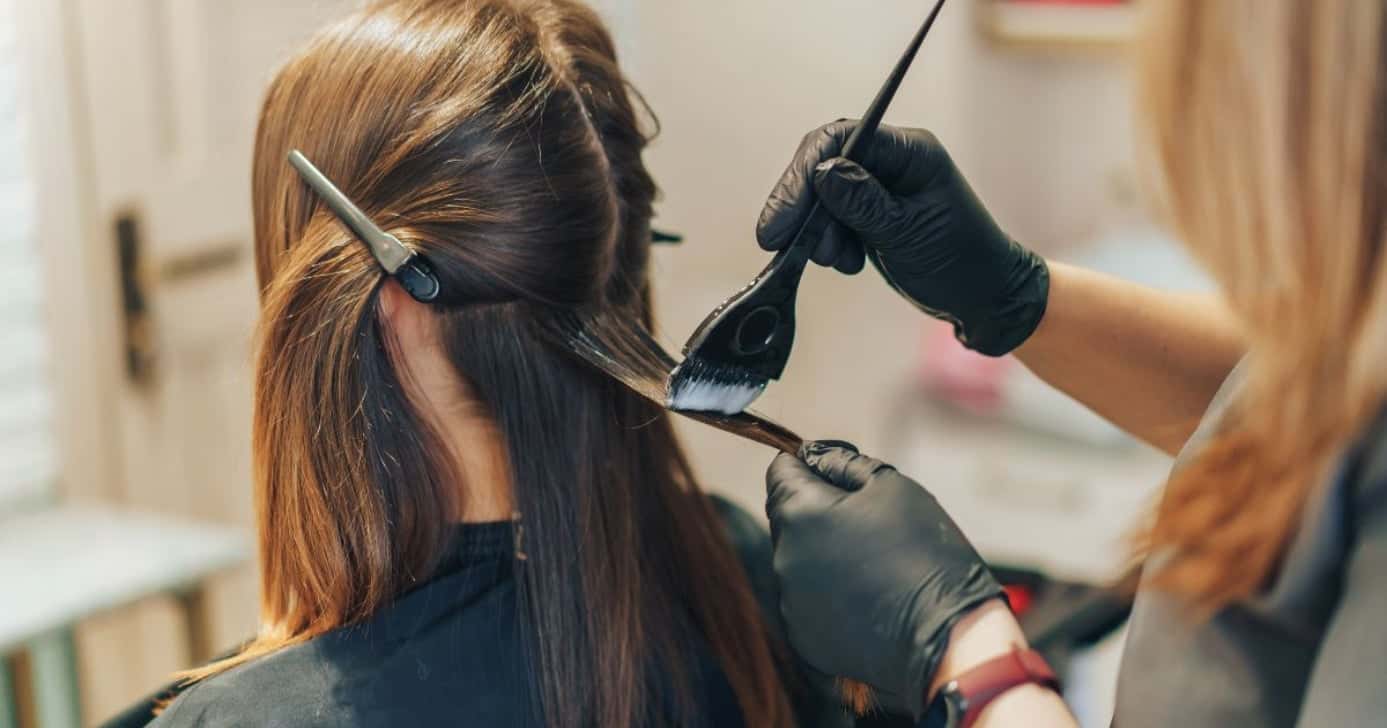 Mulher pintando o cabelo - (Foto: Canva )
