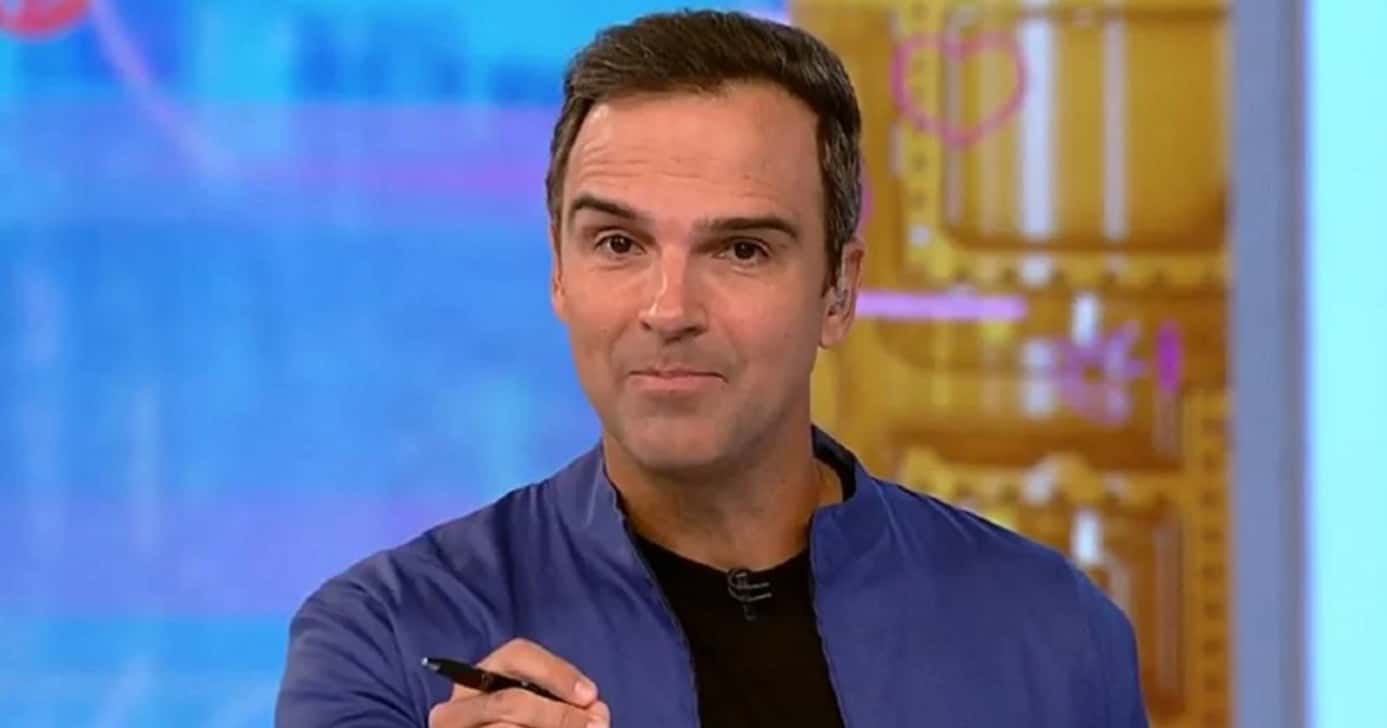 Tadeu Schmidt apresentador do BBB26 (Foto: TV Globo)