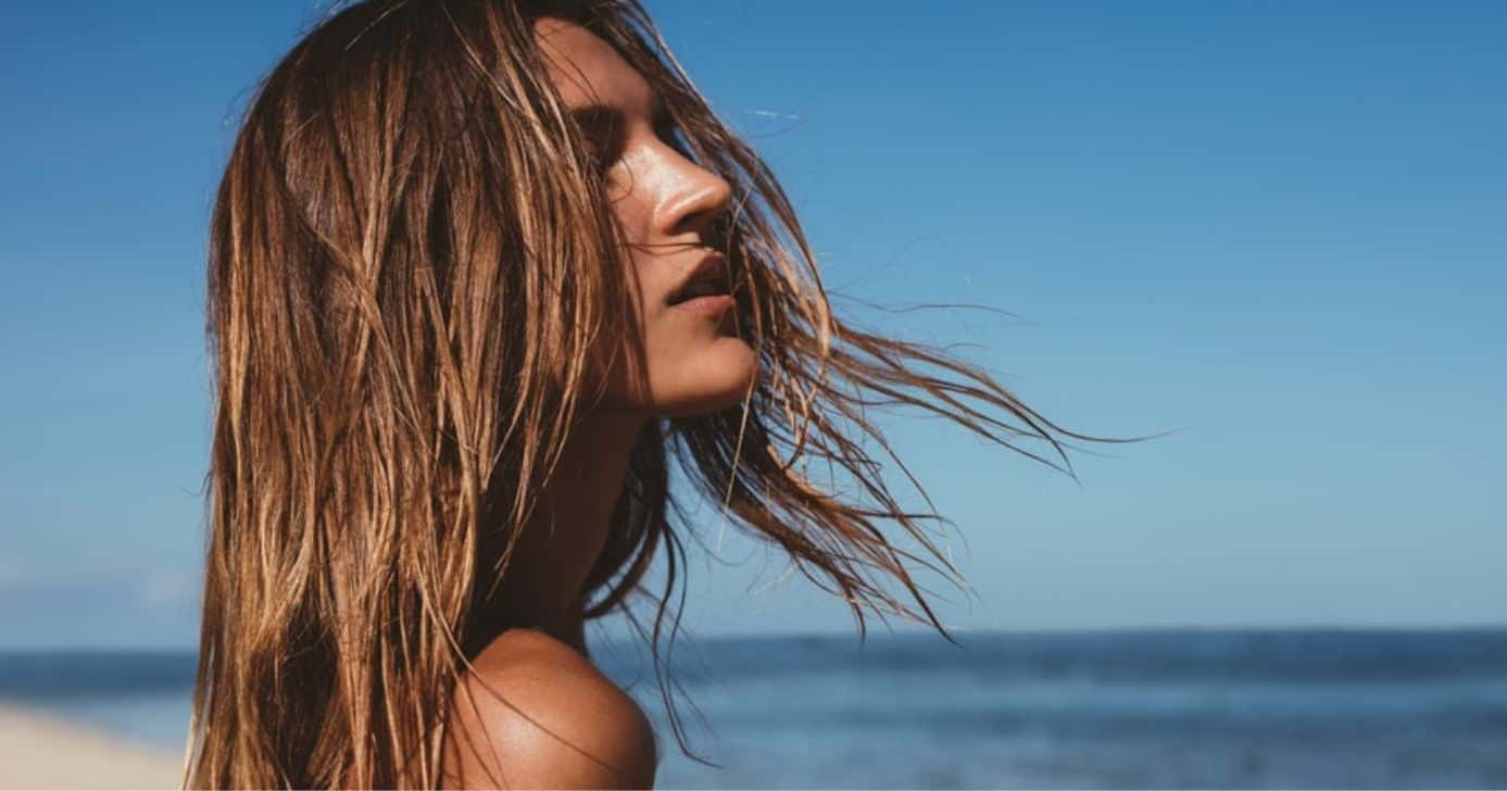 Mulher com cabelo lindo na praia - Foto CANVA