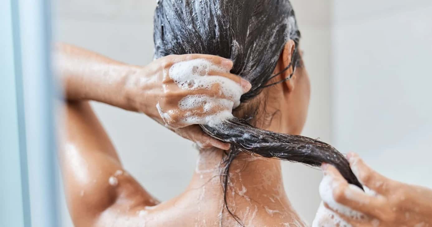 Mulher lavando o cabelo com shampoo (Foto: Divulgação)