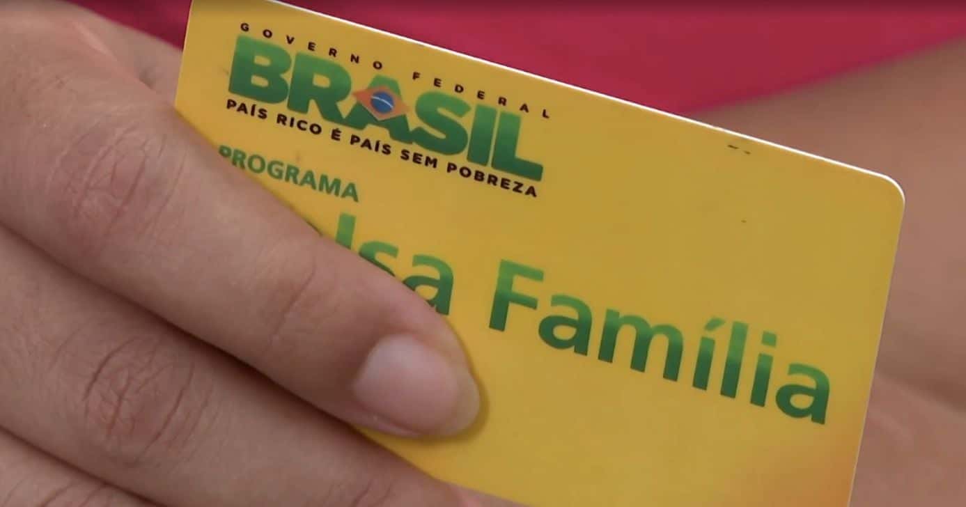 Mulher segurando cartão do Bolsa Família (Foto: Reprodução / Globo)