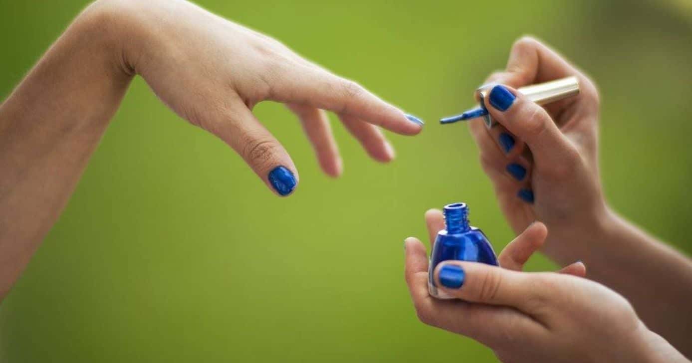 Mulher pintando a unha - Foto: Ilustração