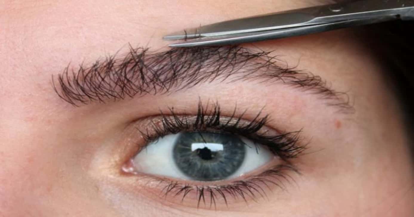 Cuidado ao utilizar pinça nas sobrancelhas (Foto: Divulgação)