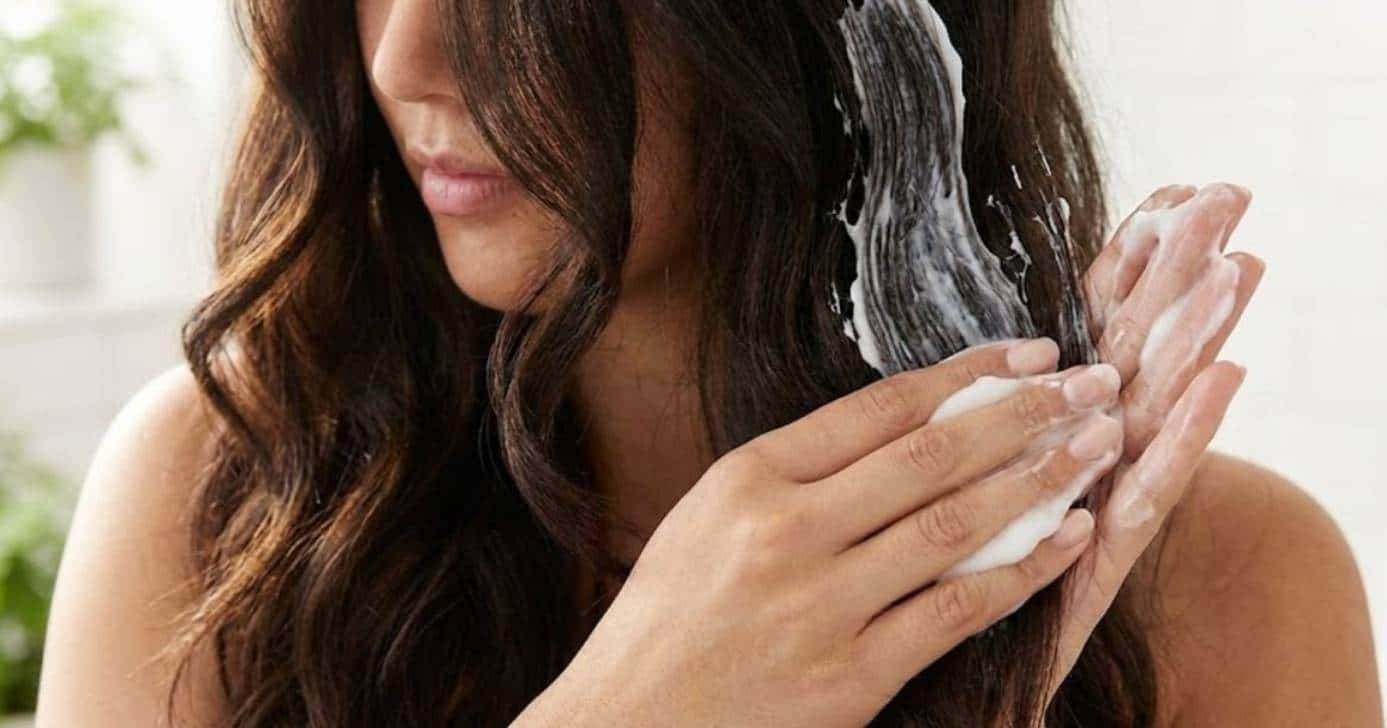 Como fazer máscara caseira com açúcar para hidratar o cabelo (Foto: Montagem/TV Foco)