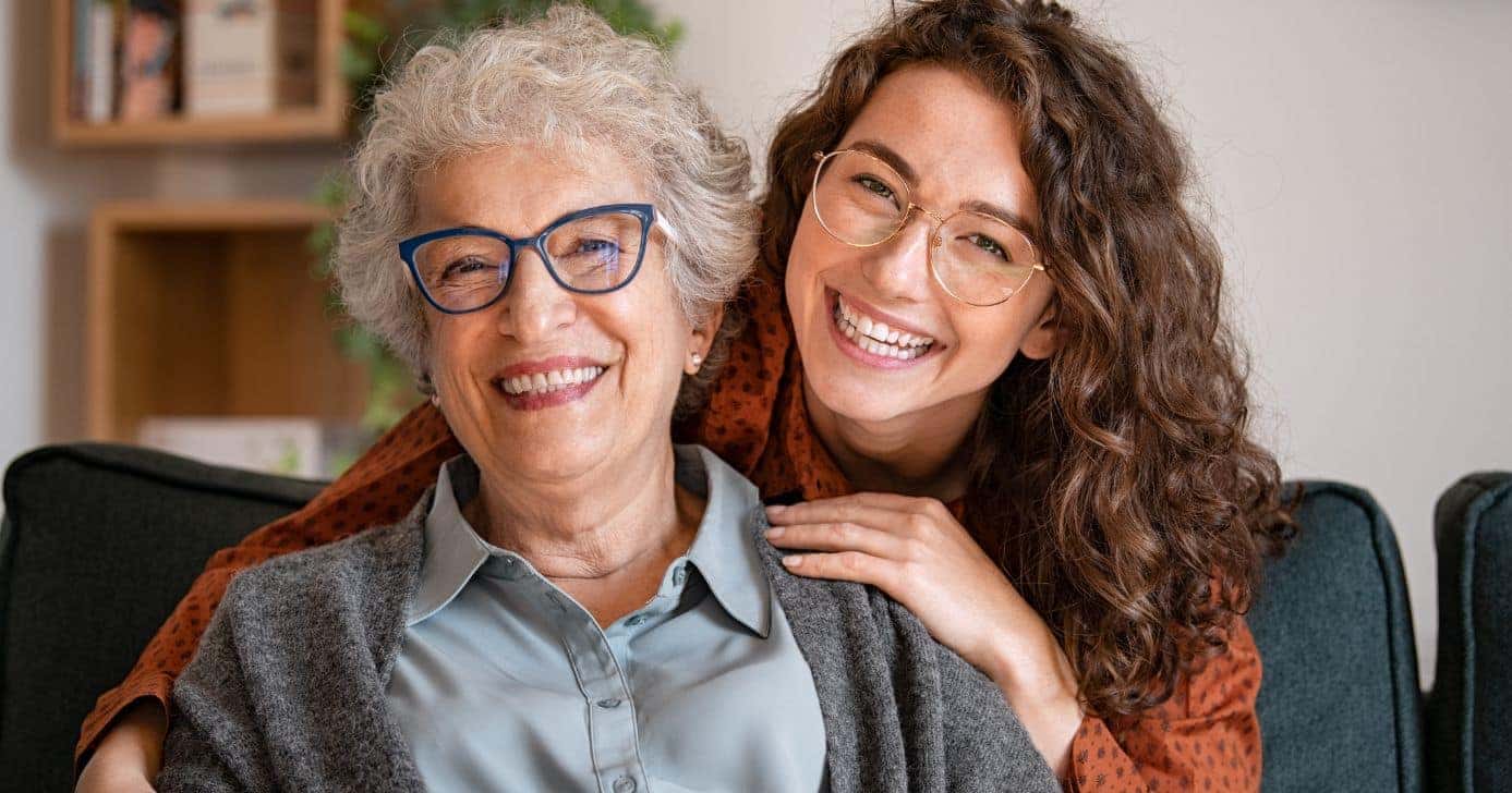 Idosa e mulher (Foto: Canva)