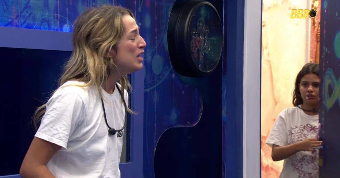 BBB26: Samira surta com Juliano, bate porta e o chama de idiota (Foto: Reprodução/Globo)