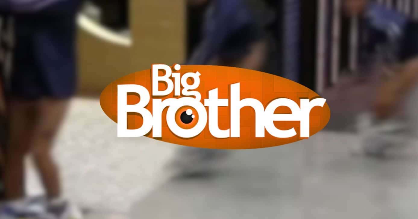Participante do Big Brother atende Big Fone pelado (Foto: Reprodução / Gran Hermano / Montagem TV Foco)