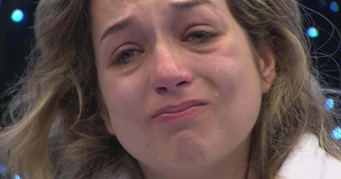 Samira se debulha em lágrimas (Foto: Globo)