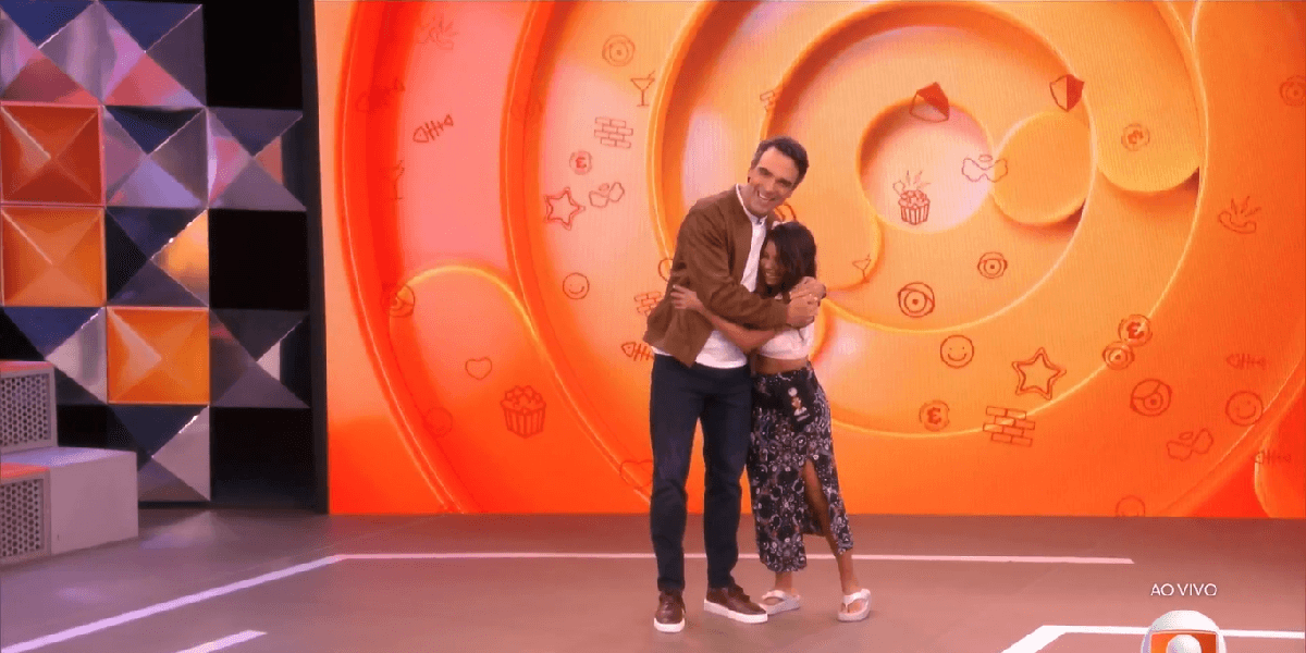 Tadeu abraça Gabi após eliminação no BBB (Foto: Reprodução/ Globo)