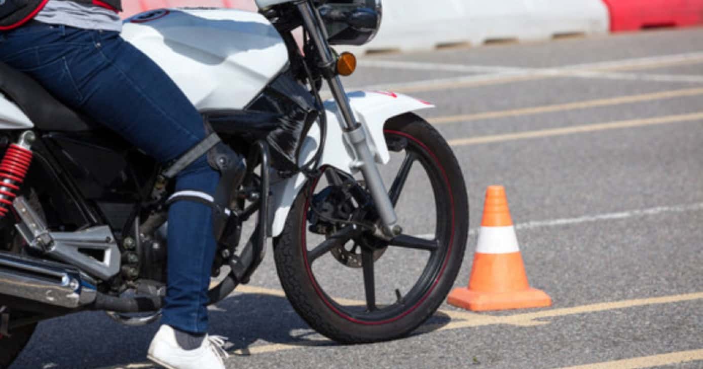 Não faça isso na moto para não perder a CNH (Foto: Divulgação)