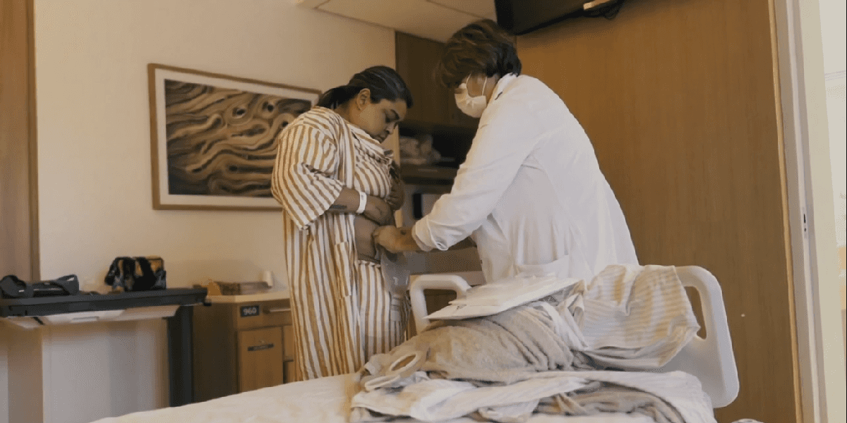 Preta Gil e a médica em hospital (Foto: Reprodução/Globo)