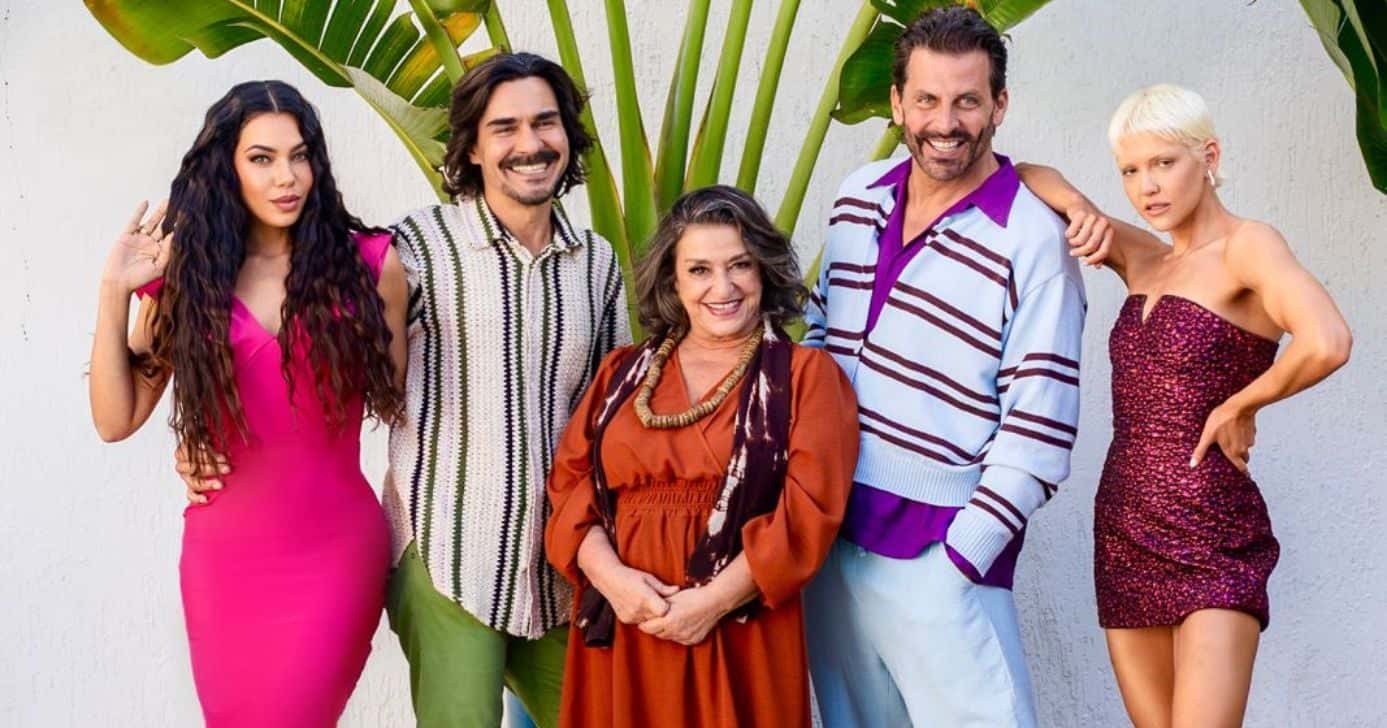 Jeniffer Setti ao lado do elenco do novo longa. (Foto: Divulgação / AriPrensa)