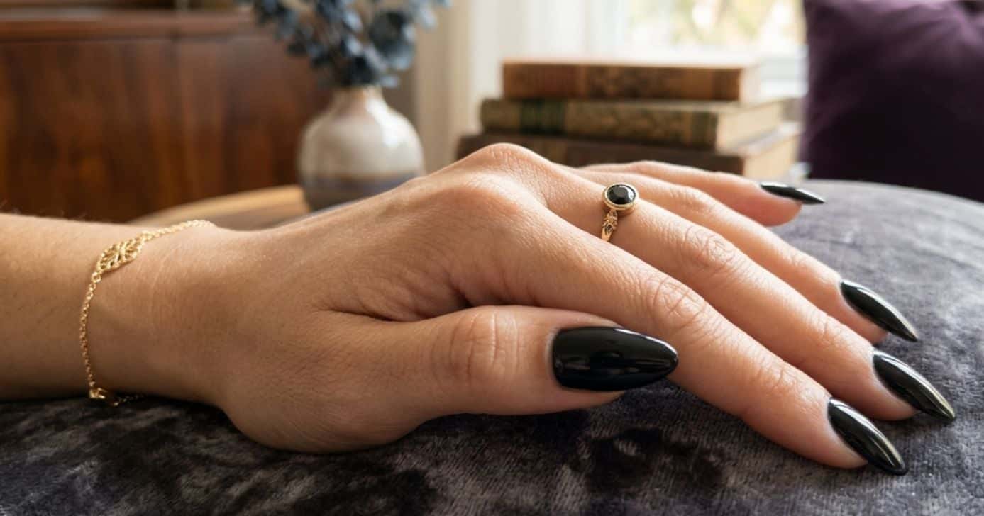 Unhas com esmalte preto (Foto: Montagem TV Foco / GMN)