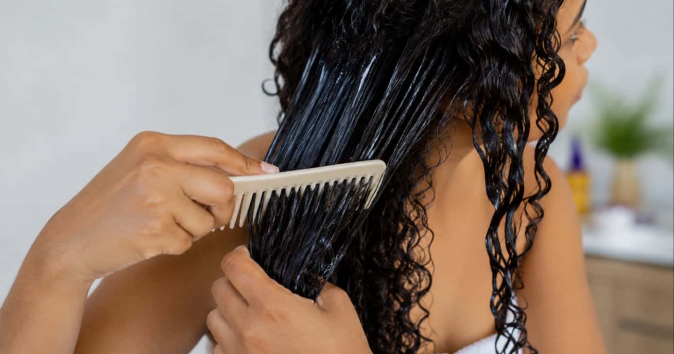 Como usar creme para pentear para deixar o cabelo sem frizz e hidratado (Foto: Reprodução/Internet)