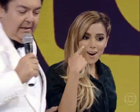 Anitta e Faustão após fazer cirurgia (Foto: Reprodução)