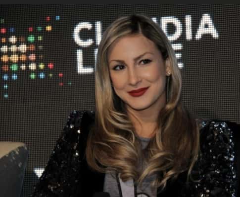 Cantora é vaiada novamente na internet