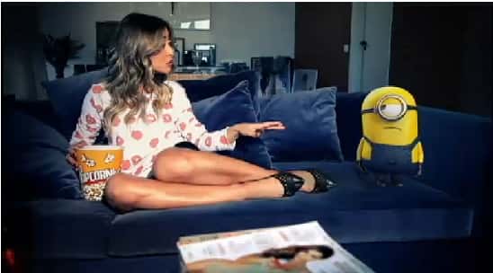 Sabrina ao lado de animação