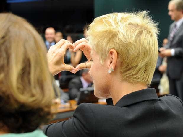 Apresentadora se defende com "coração"