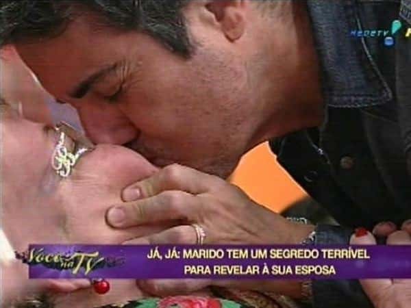 Apresentador beija a senhora que estava na plateia