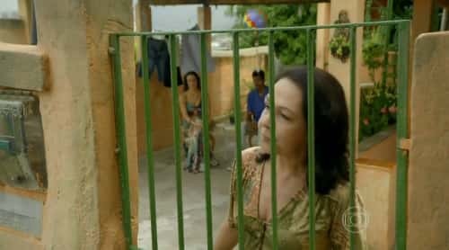 Cena em que Juliana e Jairo foram buscar Bia na casa da avó, Iolanda