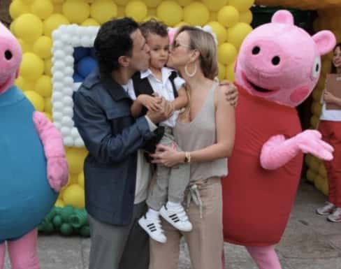 João Marcelo e Eliana com o filho do ex-casal (Foto: Marcelo Brammer/AgNews)