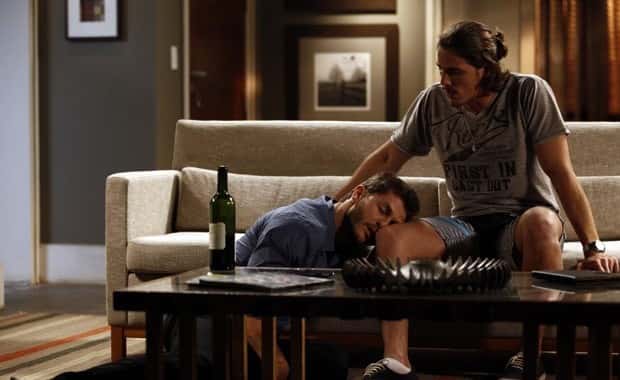 Leonardo desmaia após ser enganado por Robertão (Foto: Inácio Moraes/TV Globo)