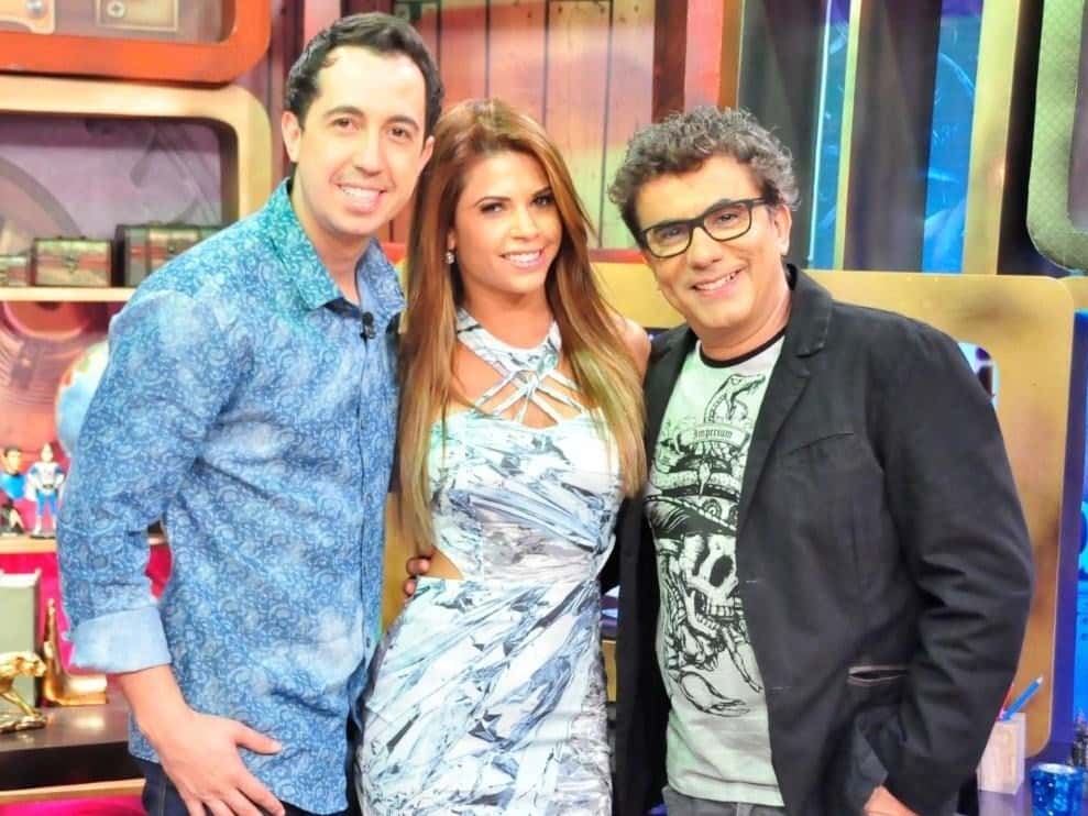 Cacau ao lado dos demais apresentadores do "Muito Show"