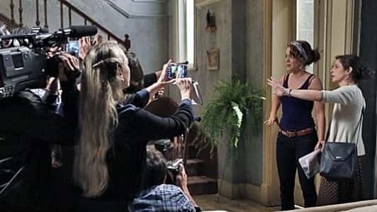 Cristina fica assustada com tantos fotógrafos e jornalistas