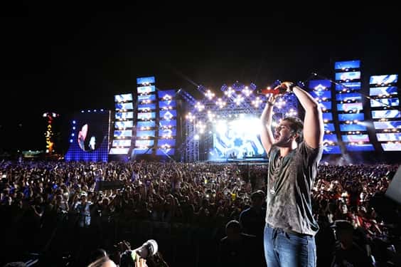 Luan Santana se apresenta no palco do Villa Mix Goiânia (Foto: Globo / Rubens Cerqueira)